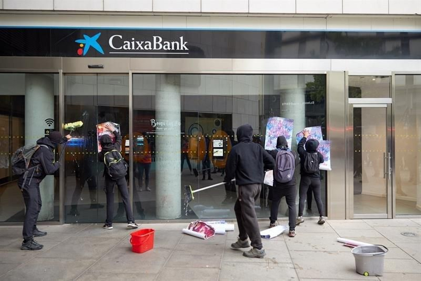 Piquetes de huelga pegan carteles