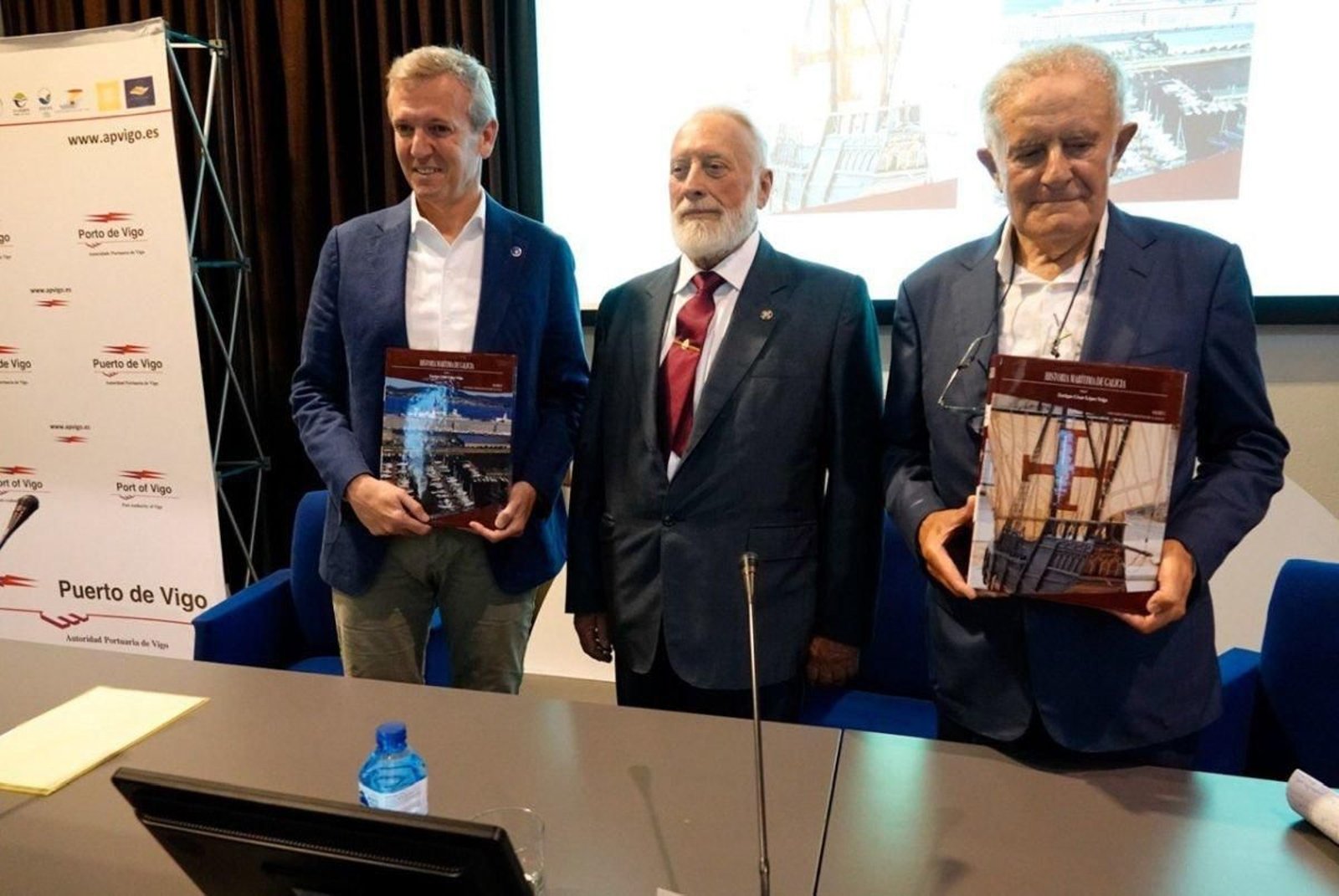 López Veiga, con Alfonso Rueda y el responsable de Hércules, ayer en la Estación Marítima.