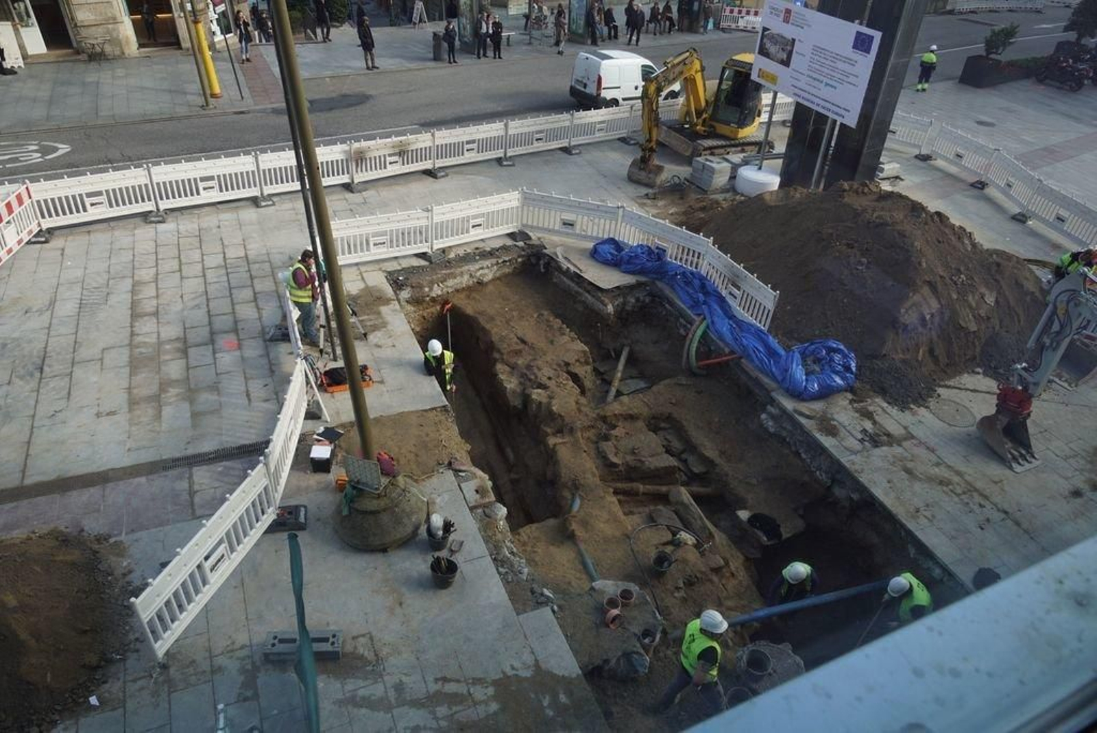 Los operarios realizan catas en Porta do Sol, ya sin tráfico,  para catalogar la antigua muralla de Vigo.