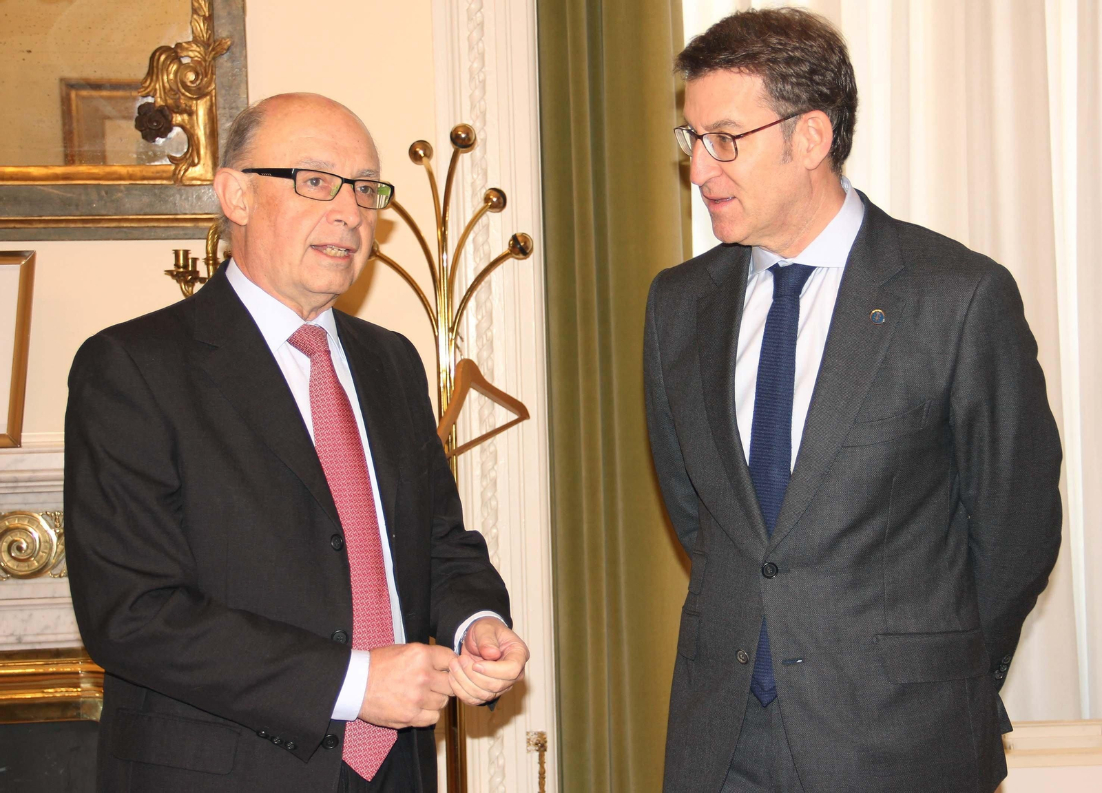 Montoro y Feijóo, al inicio del encuentro que mantuvieron en la sede de Economía.