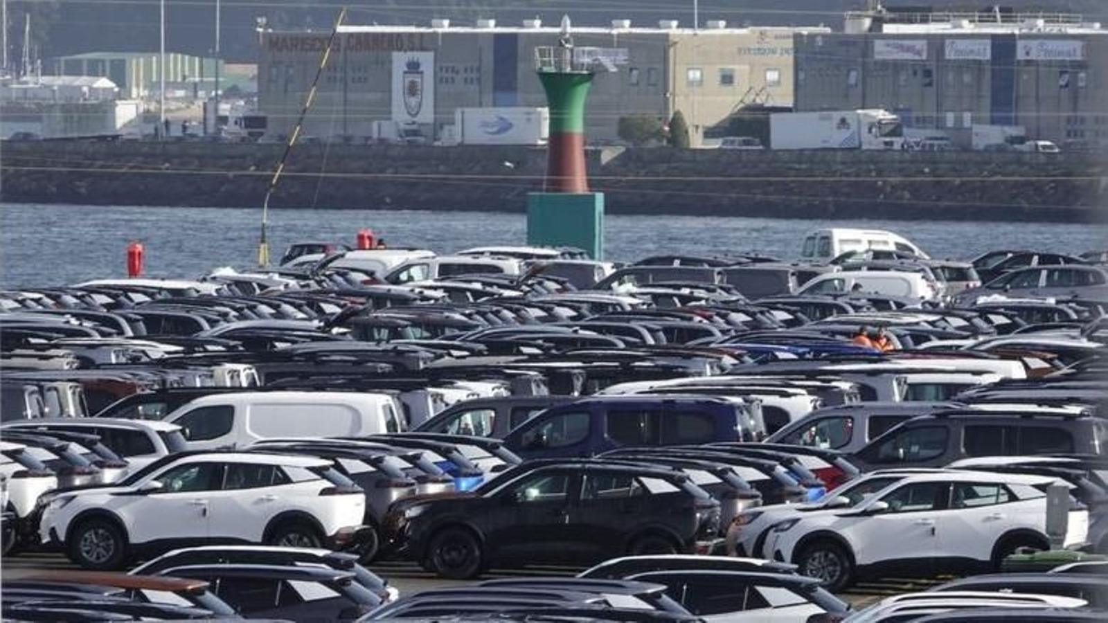 Vehículos de PSA Vigo almacenados en Bouzas preparados para exportar.