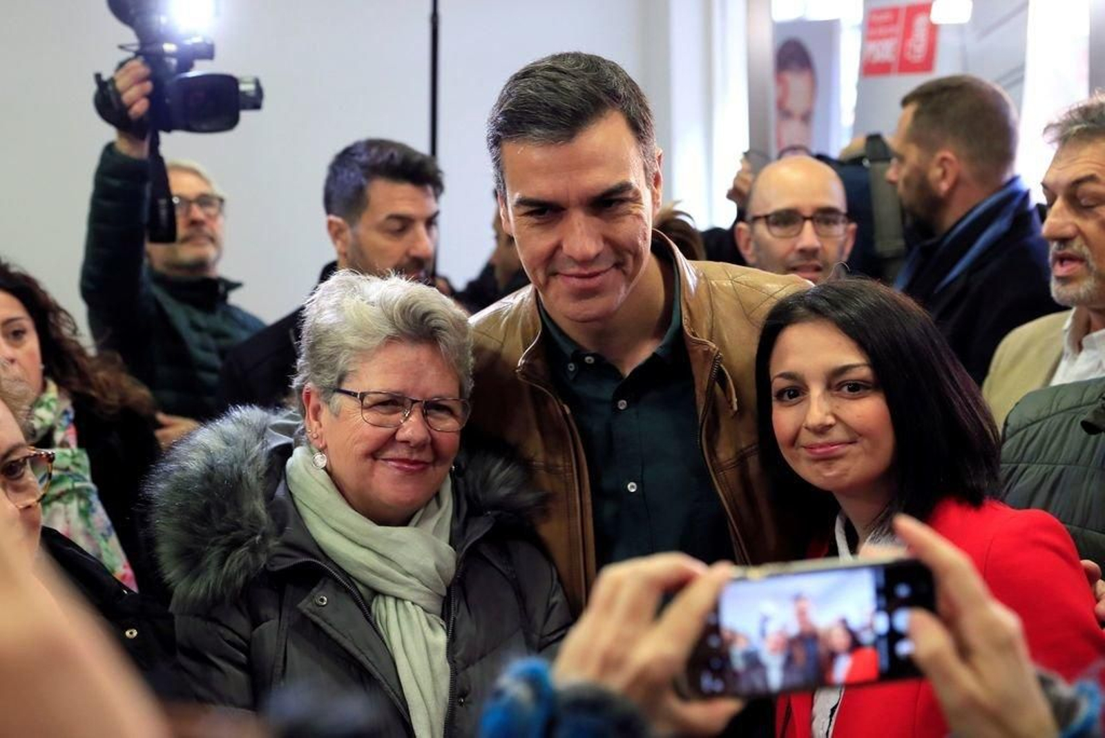 Pedro Sánchez posa con dos simpatizantes tras votar en Pozuelo de Alarcón.
