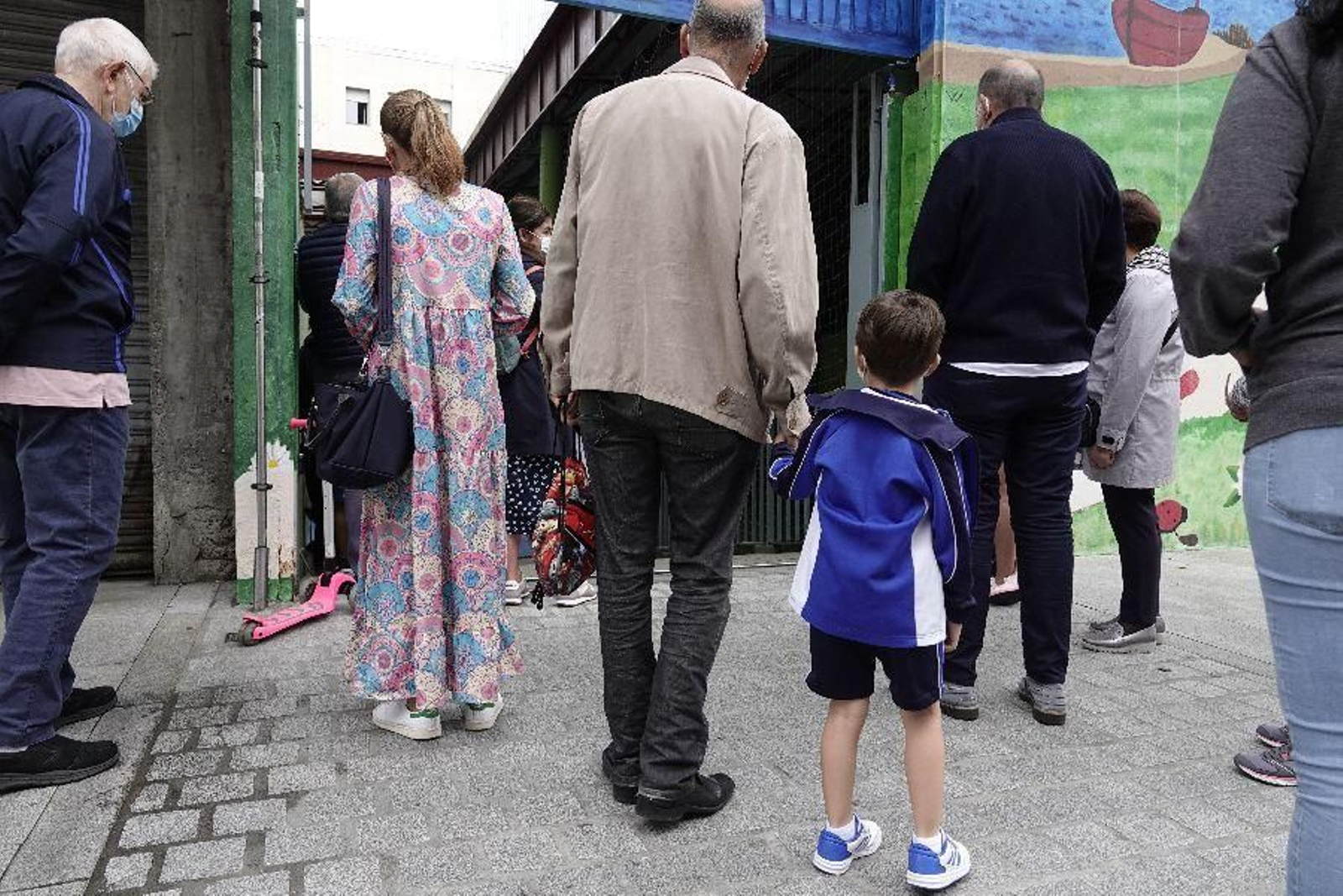 El curso del covid se despide con abrazos. // Vicente Alonso