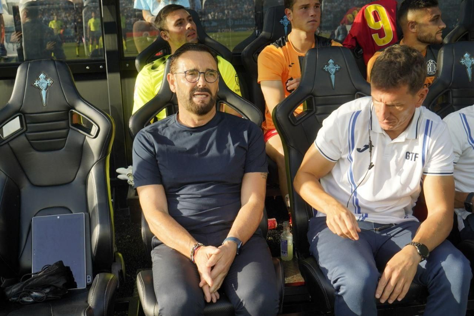 El entrenador del Getafe sentado en Balaídos.