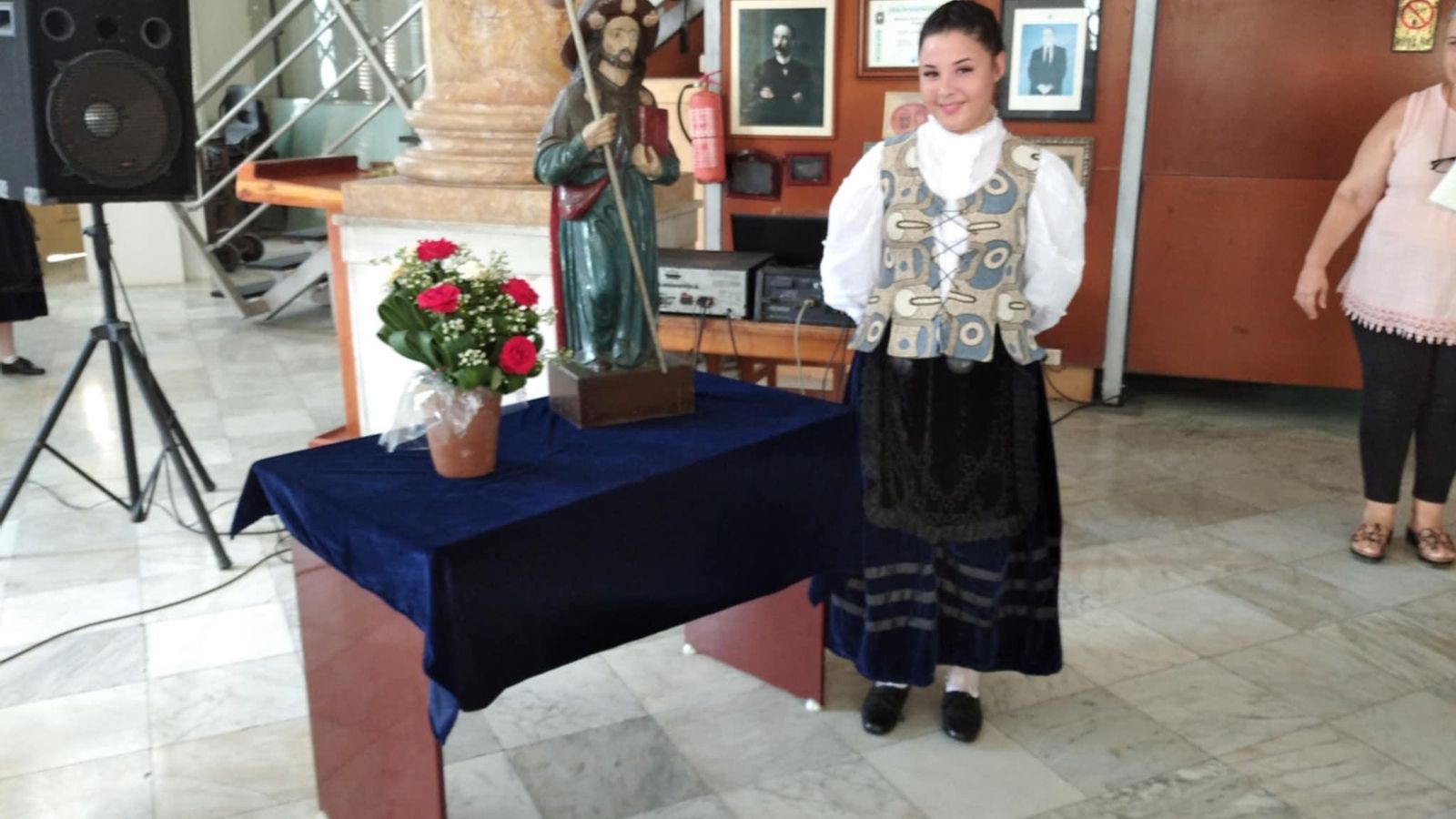 Integrante cuerpo de baile al pie de la imagen de Santiago Apóstol