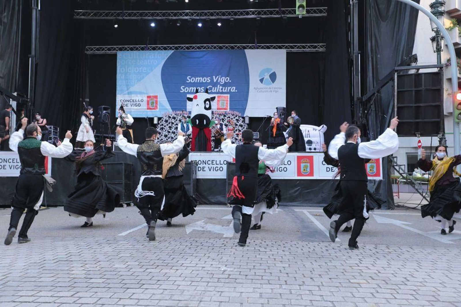 Una de las actuaciones de ayer en la Praza de Compostela.