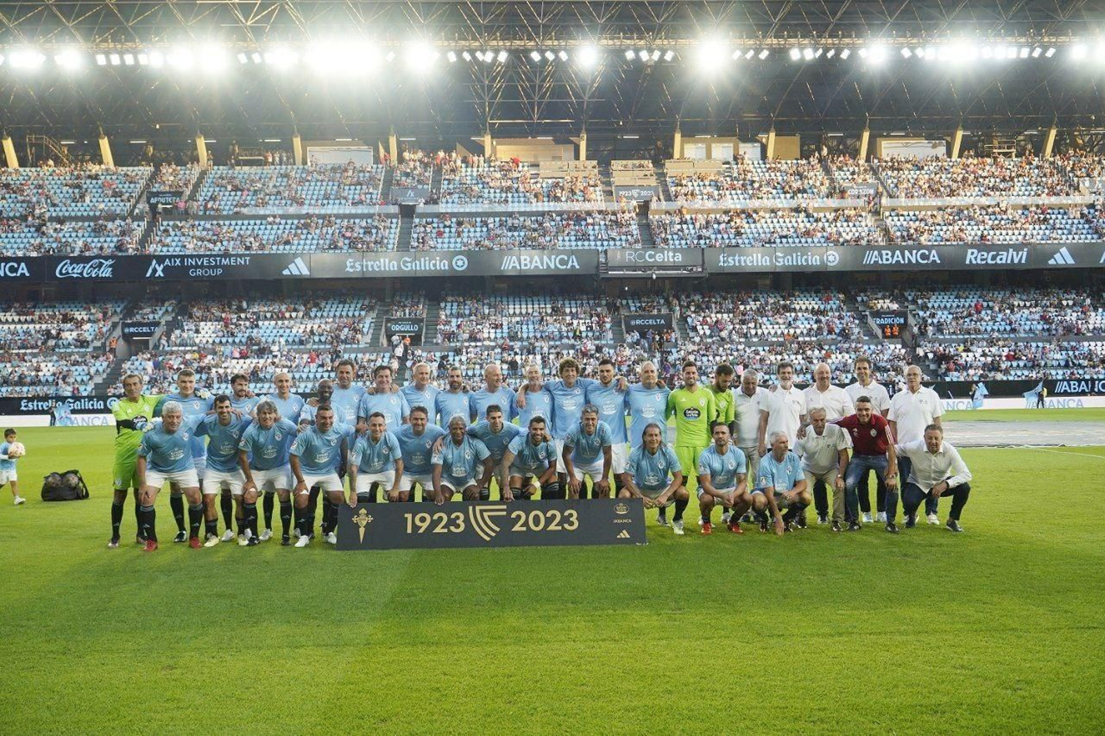 Foto de familia del partido de leyendas en Balaídos.