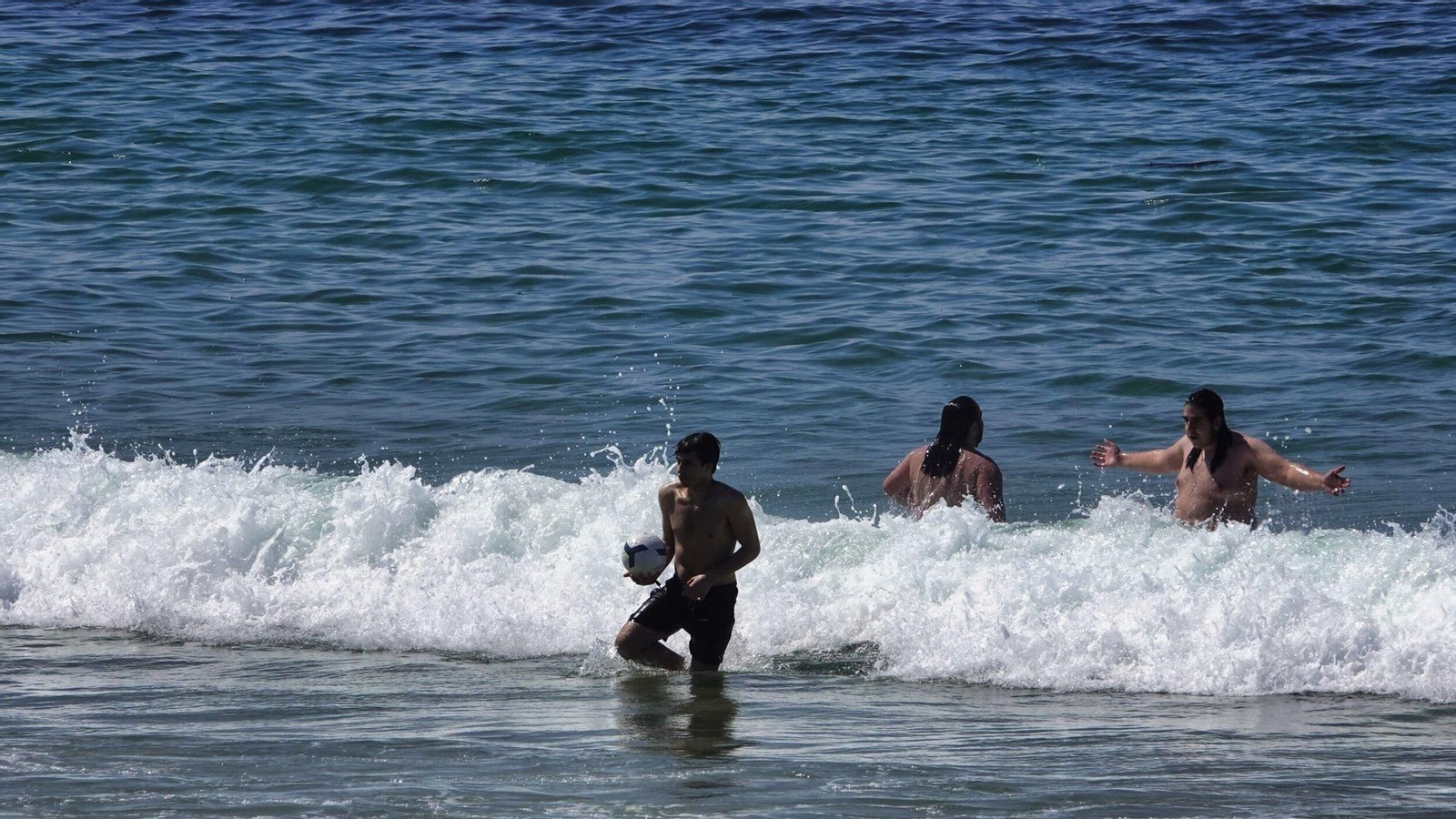 Gente bañándose en Samil.