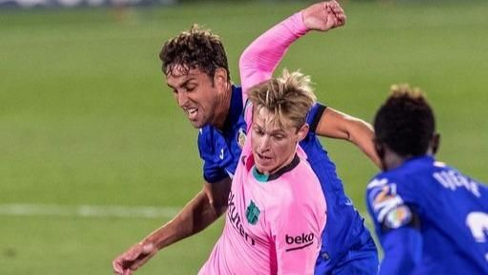 De Jong sale de la presión de Mata, autor del único tanto ayer.