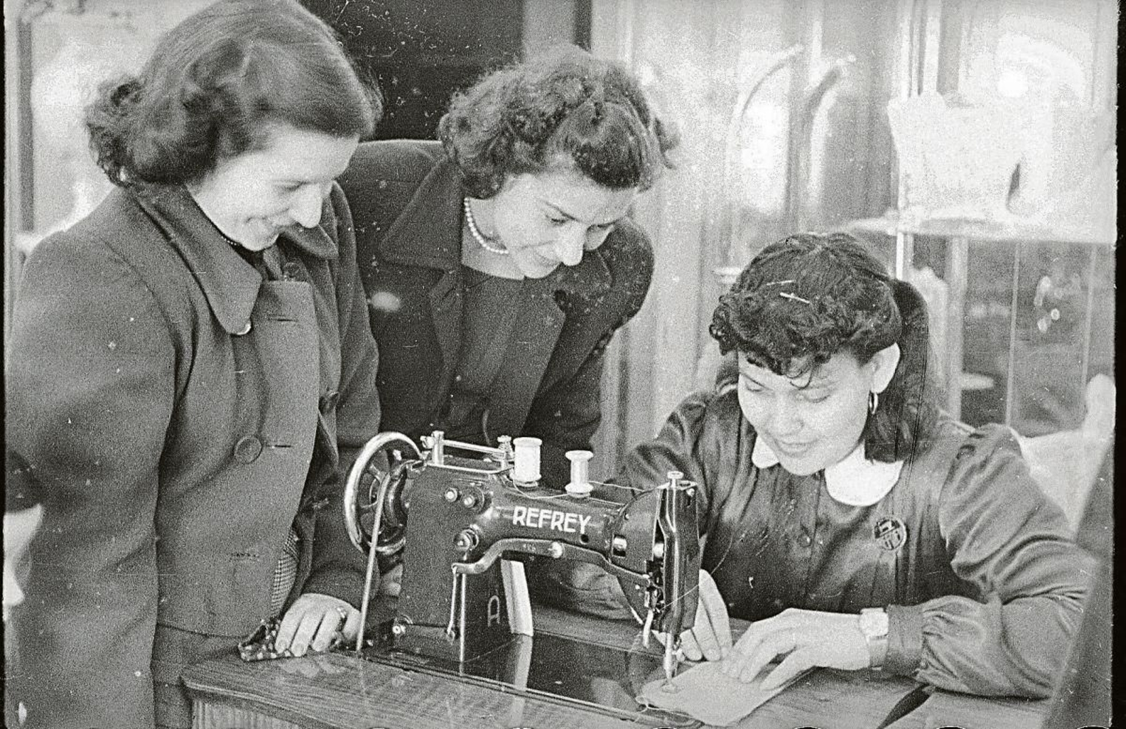 La imagen de Pacheco corresponde a la inauguración de la fábrica de Refrey en Bouzas. Una industria que popularizó las máquinas de coser y las llevó a las casas, por lo que muchas mujeres se hicieron modistas y trabajaban desde sus casas haciendo encargos. En 1992 cesó la actividad. // Cedida (Archivo Pacheco)