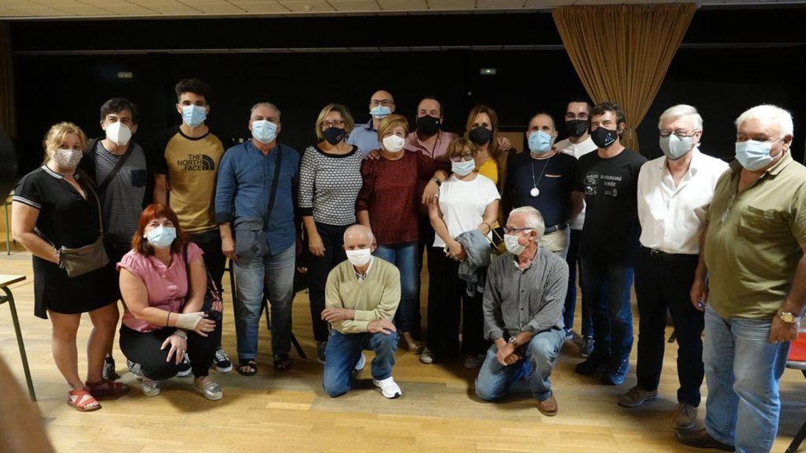 El nuevo alcalde, César Poza, rodeado de sus concejales y de integrantes de la agrupación socialista.