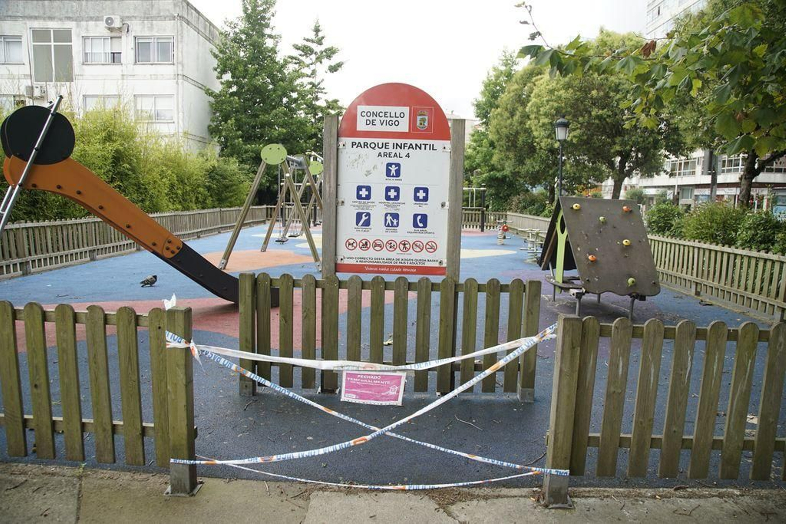 Los parques infantiles siguen clausurados, en la imagen el de Areal.