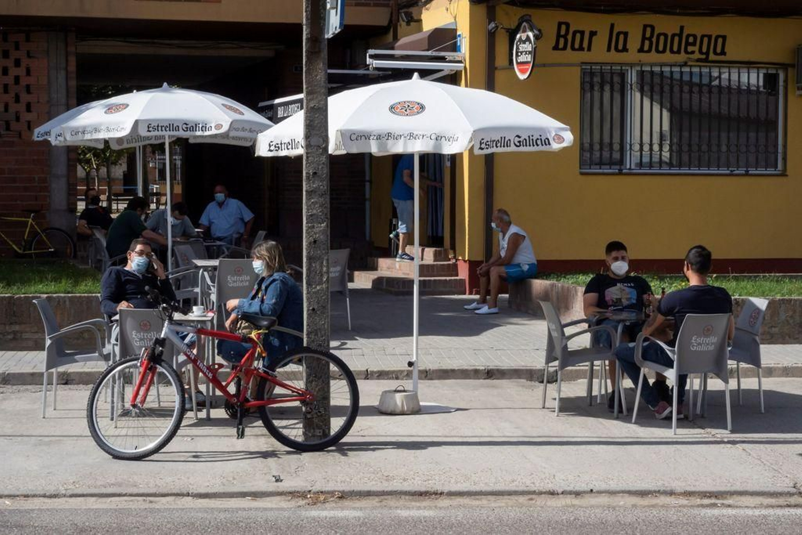 Terraza de un bar de Pedrajas de San Esteban (Valladolid), donde sus habitantes están confinados.