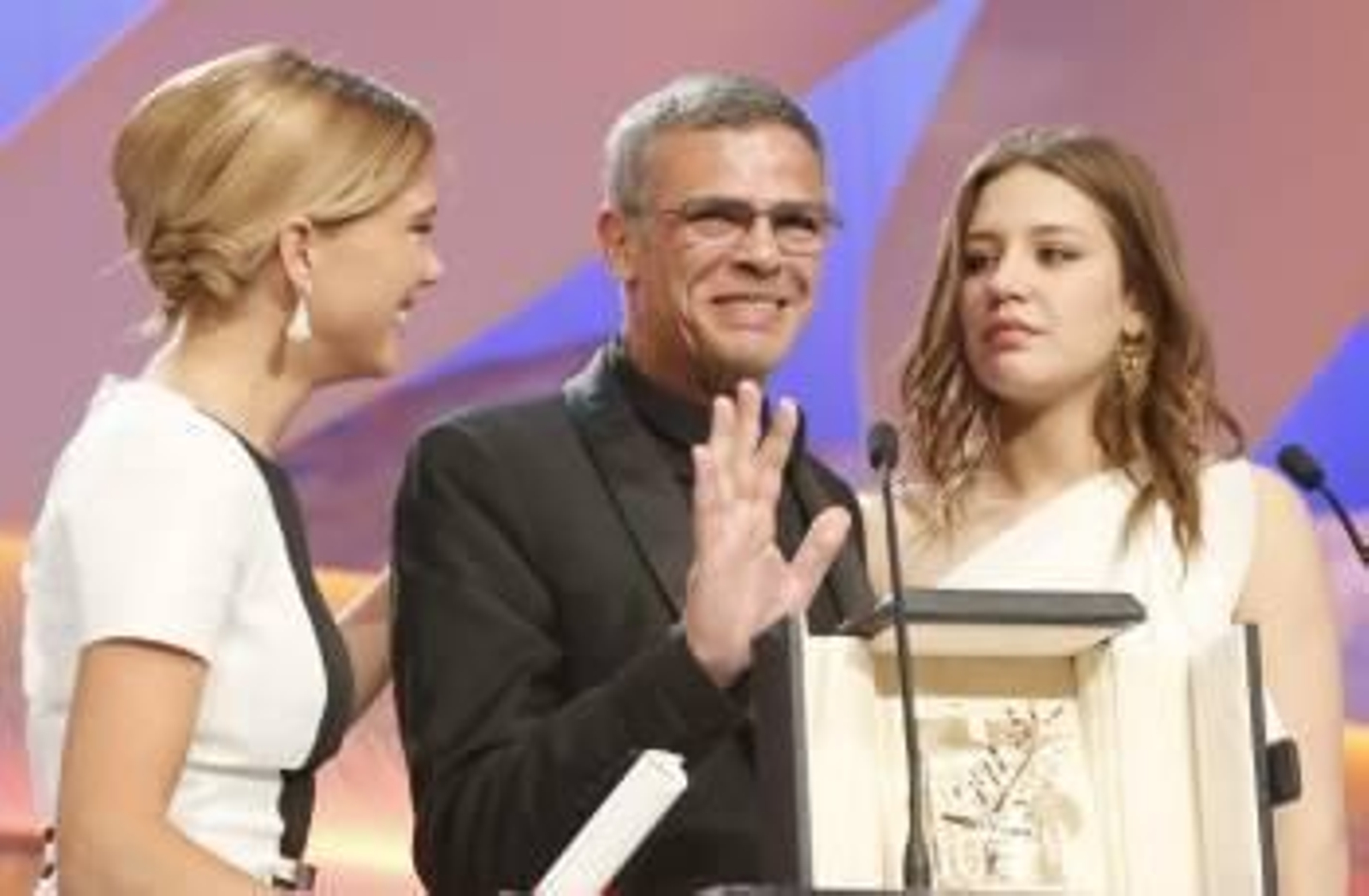 Las actrices Adele Exarchopoulos y Lea Seydoux, con el director tunecino Abdellatif Kechiche. (Foto: GUILLAUME HORCAJUELO)