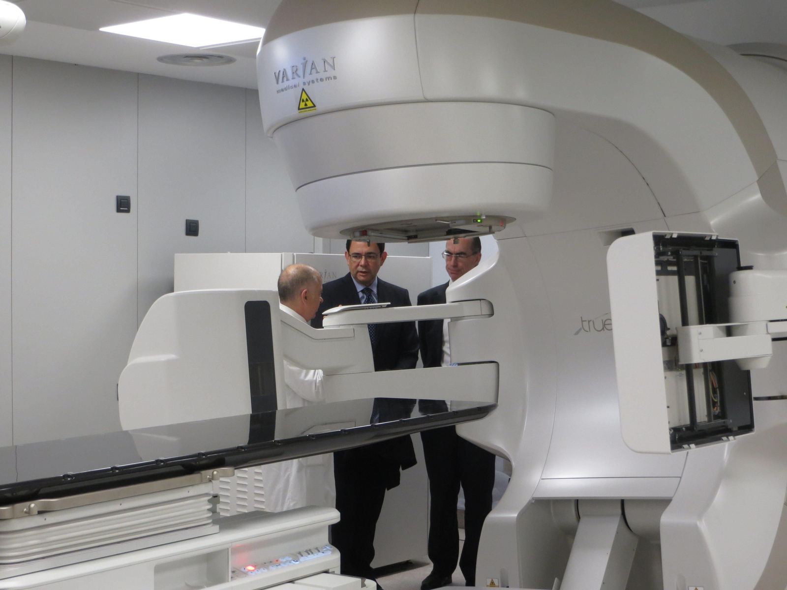 Óscar Ortega, director general de la Fundación Amancio Ortega, visitó el acelerador vigués.