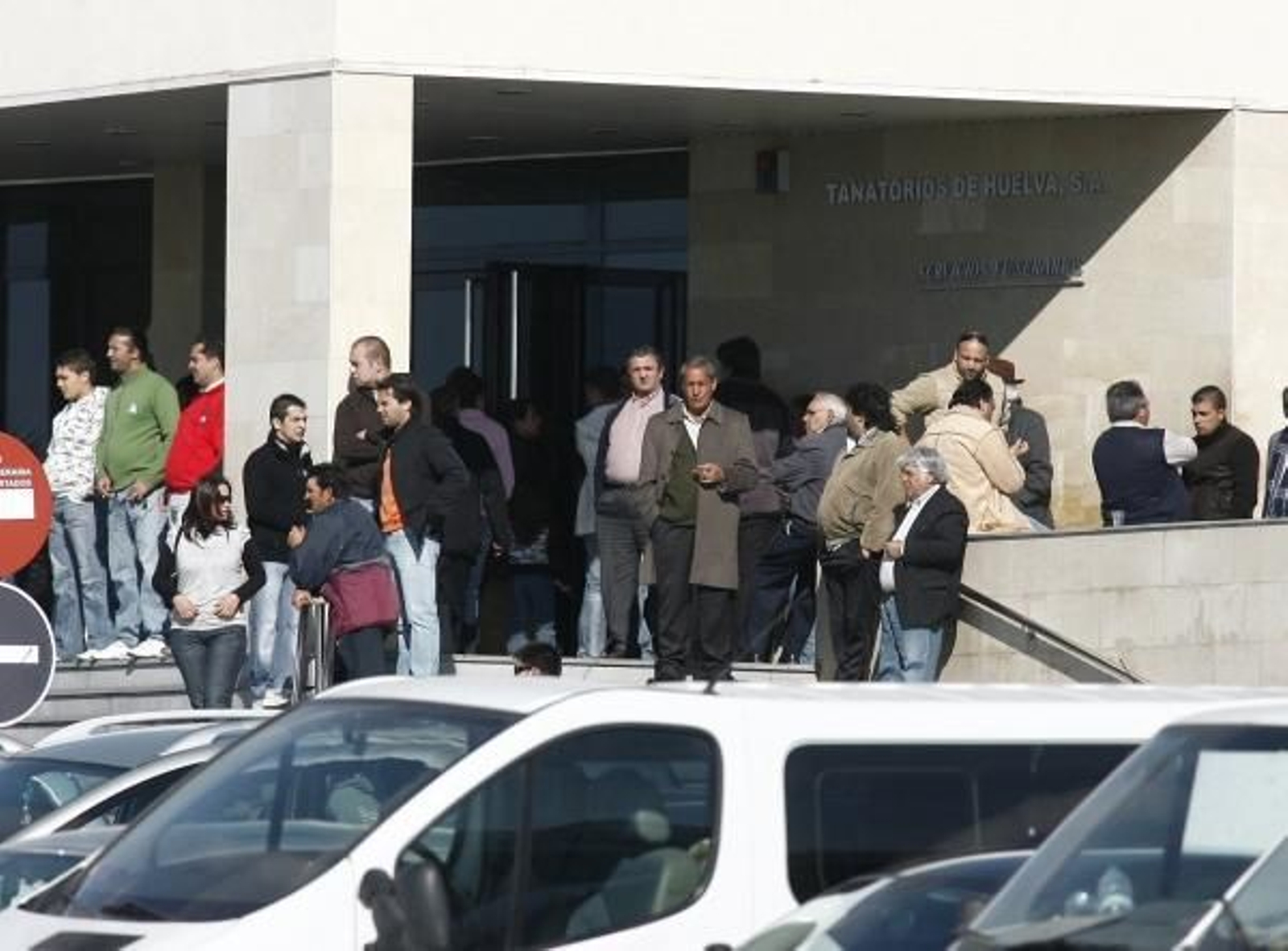 Familiares y amigos apoyan a la familia en el tanatorio.