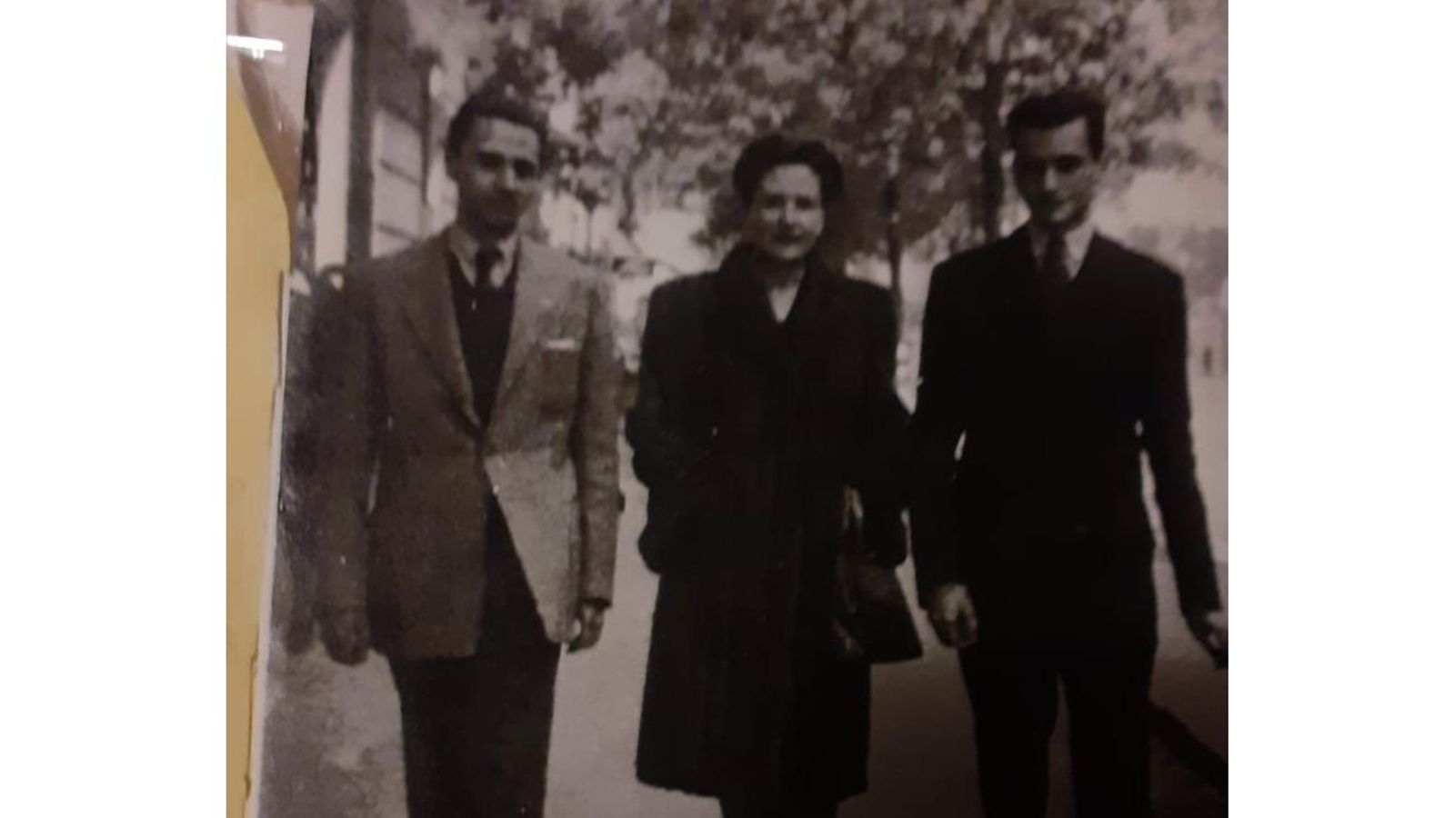 Wenceslao Sánchez de la Vega con su hermano Luciano y una amiga de la familia, en Madrid, en 1947