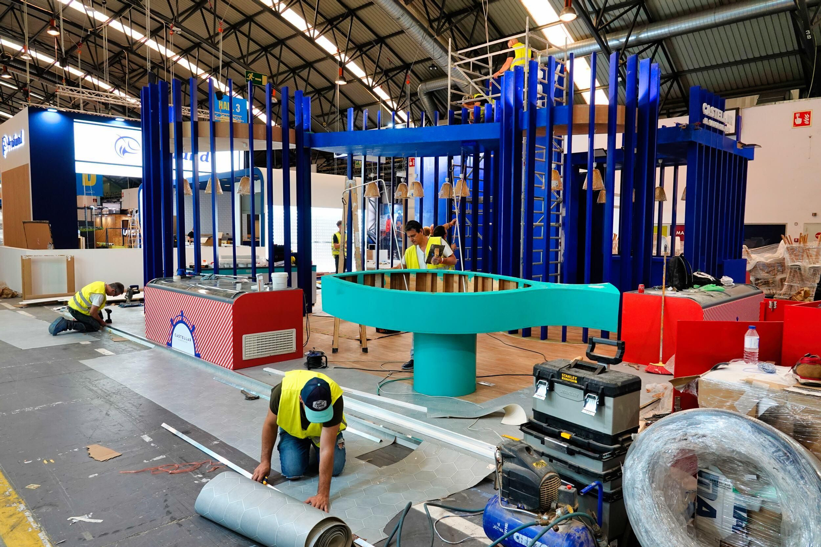 Montaje de la feria de Conxemar en el Ifevi.