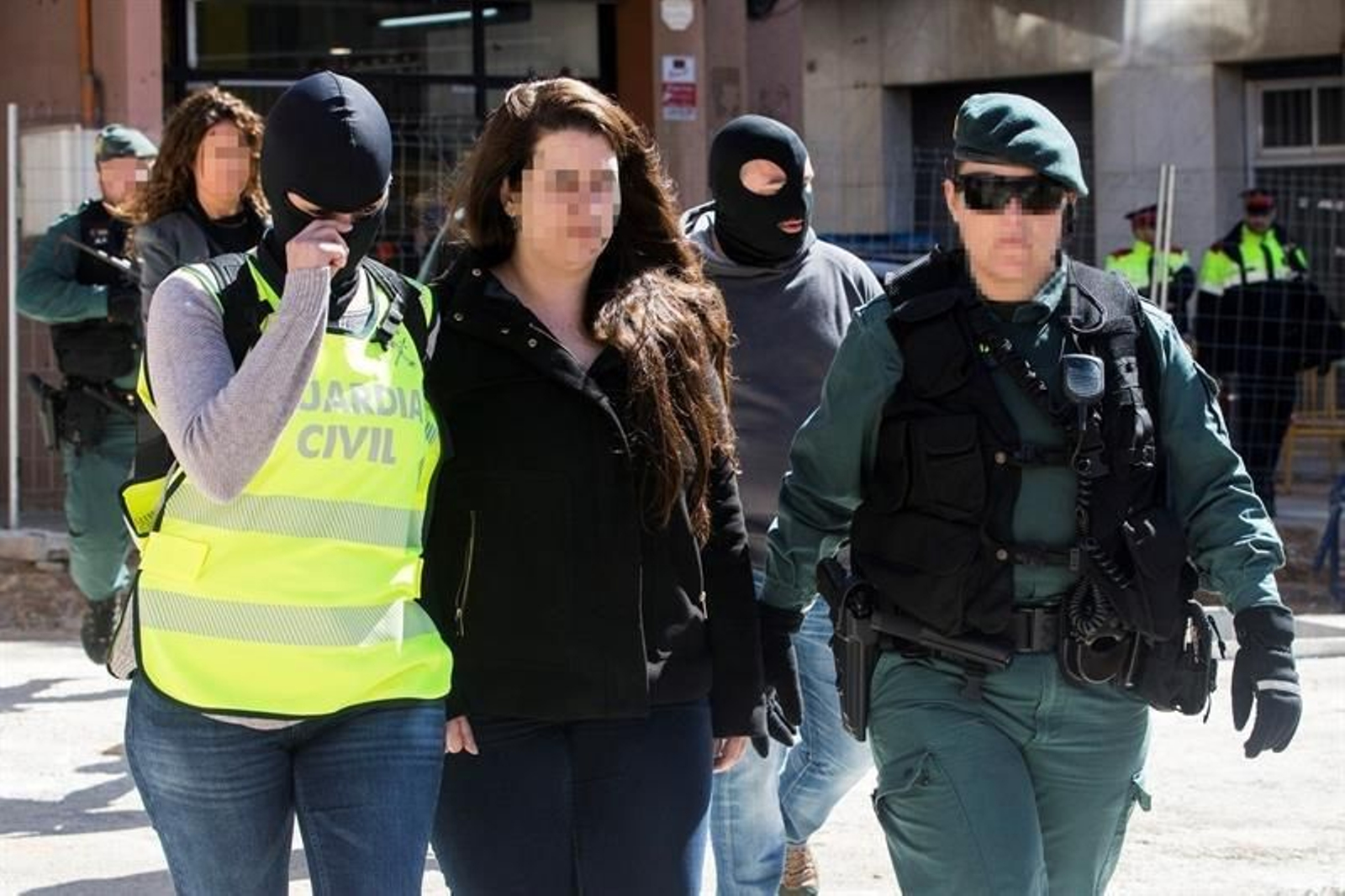 Agentes de la Guardia Civil, trasladan de su domicilio en la localidad barcelonesa de Viladecans a la activista integrante de los Comités de Defensa de la República (CDR)
