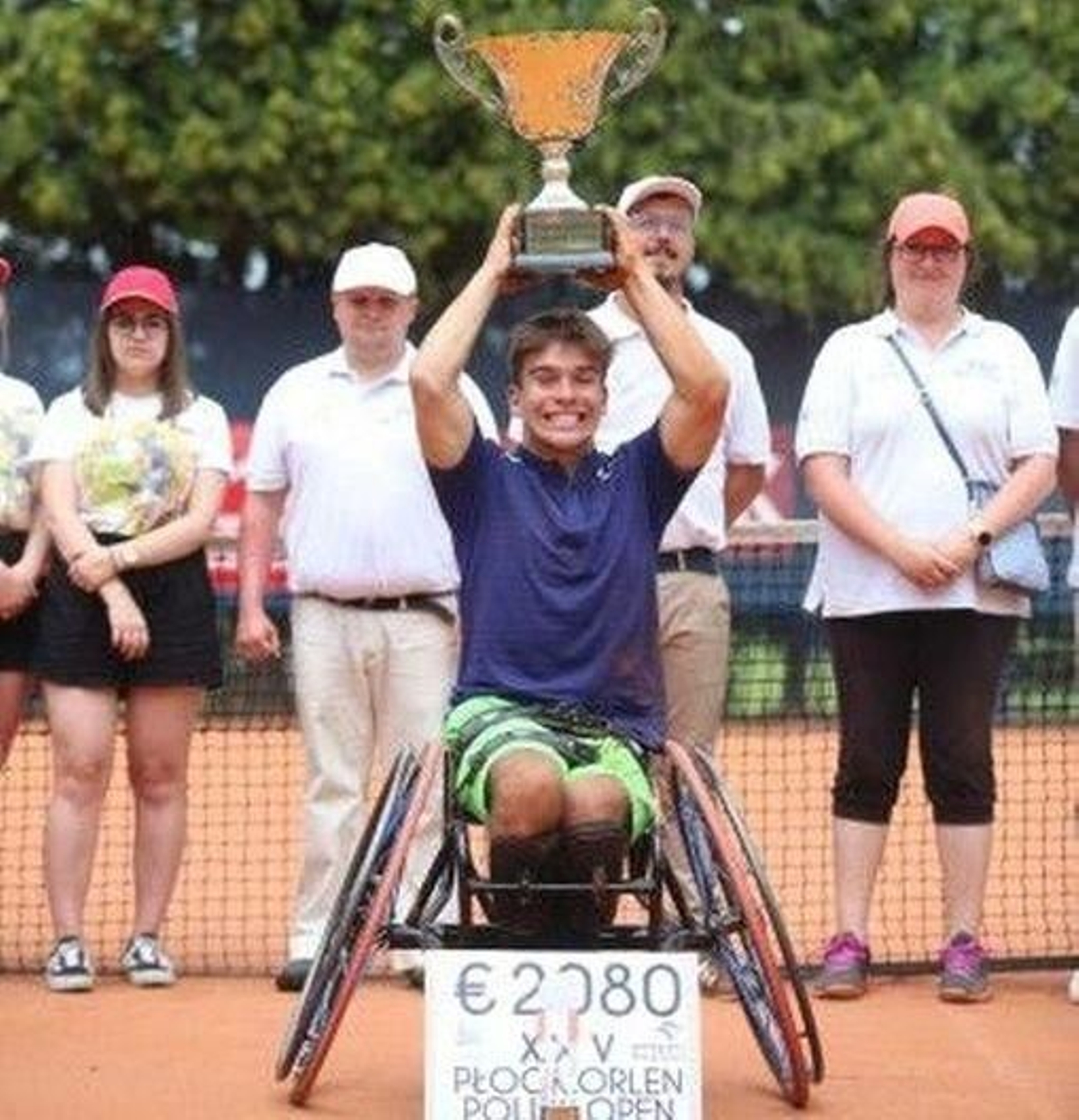 El vigués levanta el título.