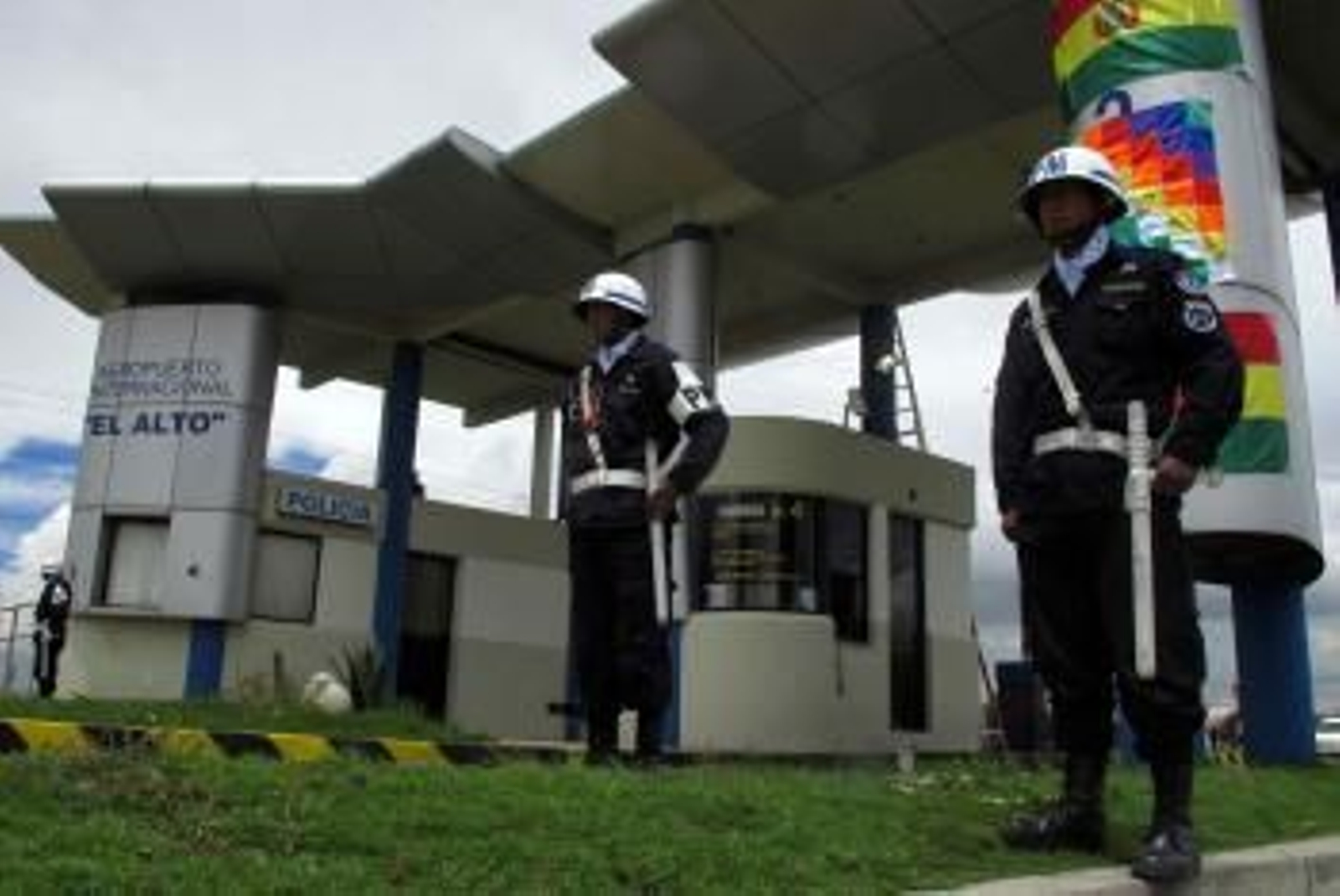 Soldados bolivianos custodian hoy, lunes 18 de febrero de 2013, el ingreso al aeropuerto internacional de El Alto administrada por Sabsa. (Foto: EFE)