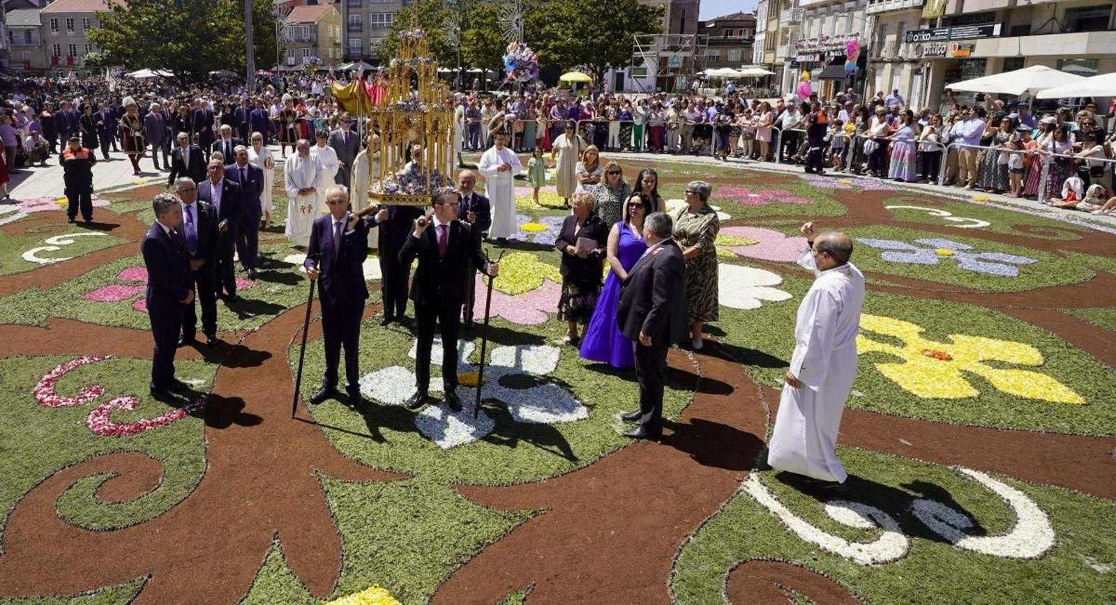 El paso de la procesión del Corpus a  la llegada del Santísimo a la plaza de Ponteareas cubierta con una gran alfombra redonda.
