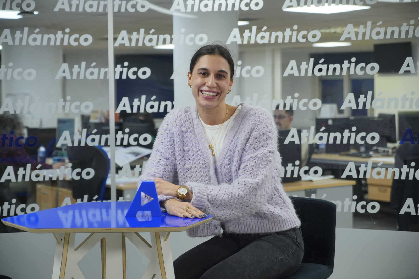 Ana Pérez en el set de AtlánticoTV.