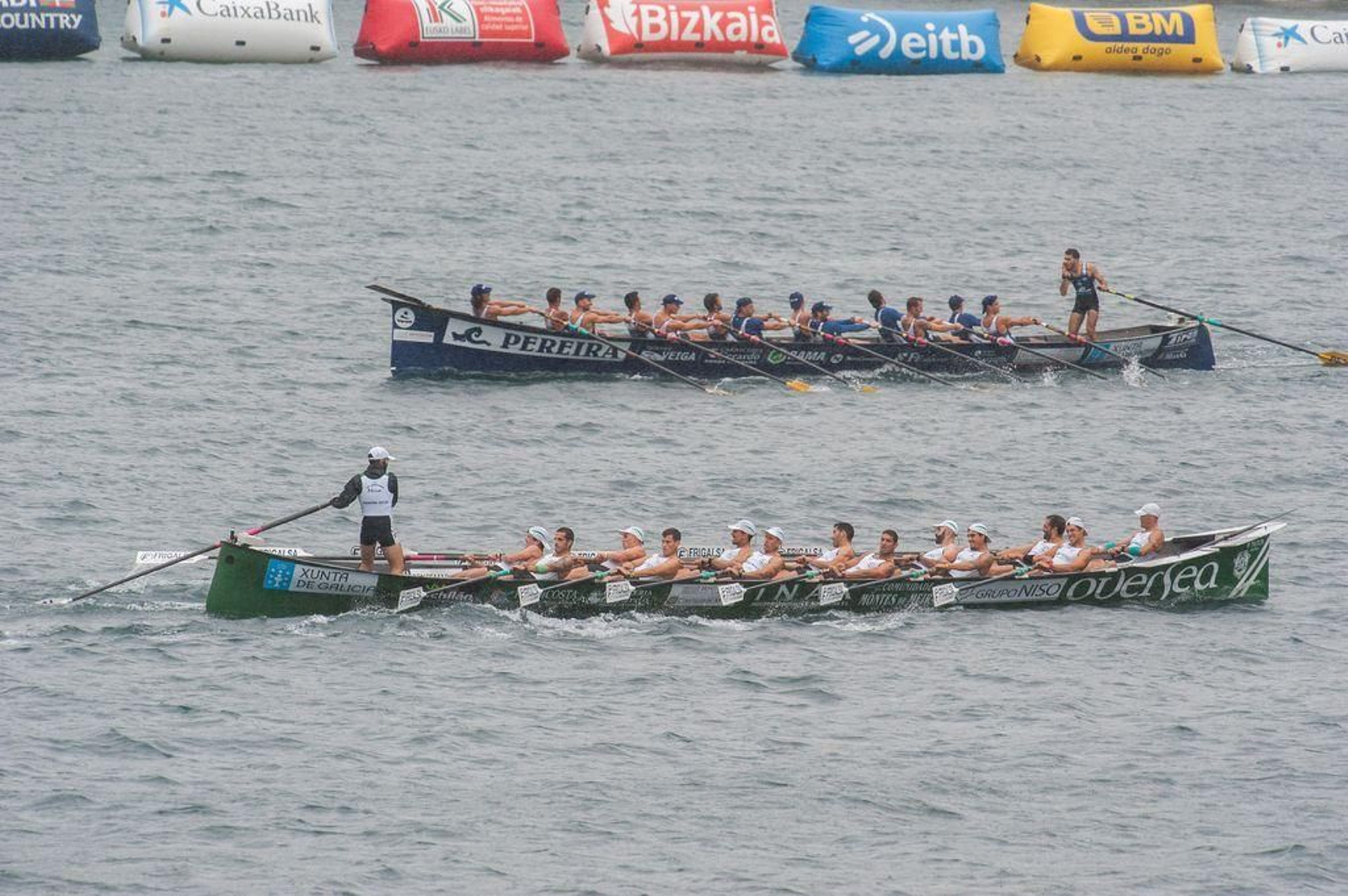 Samertolameu (verde) e Tirán crúzanse nun momento da regata de onte en Bermeo.