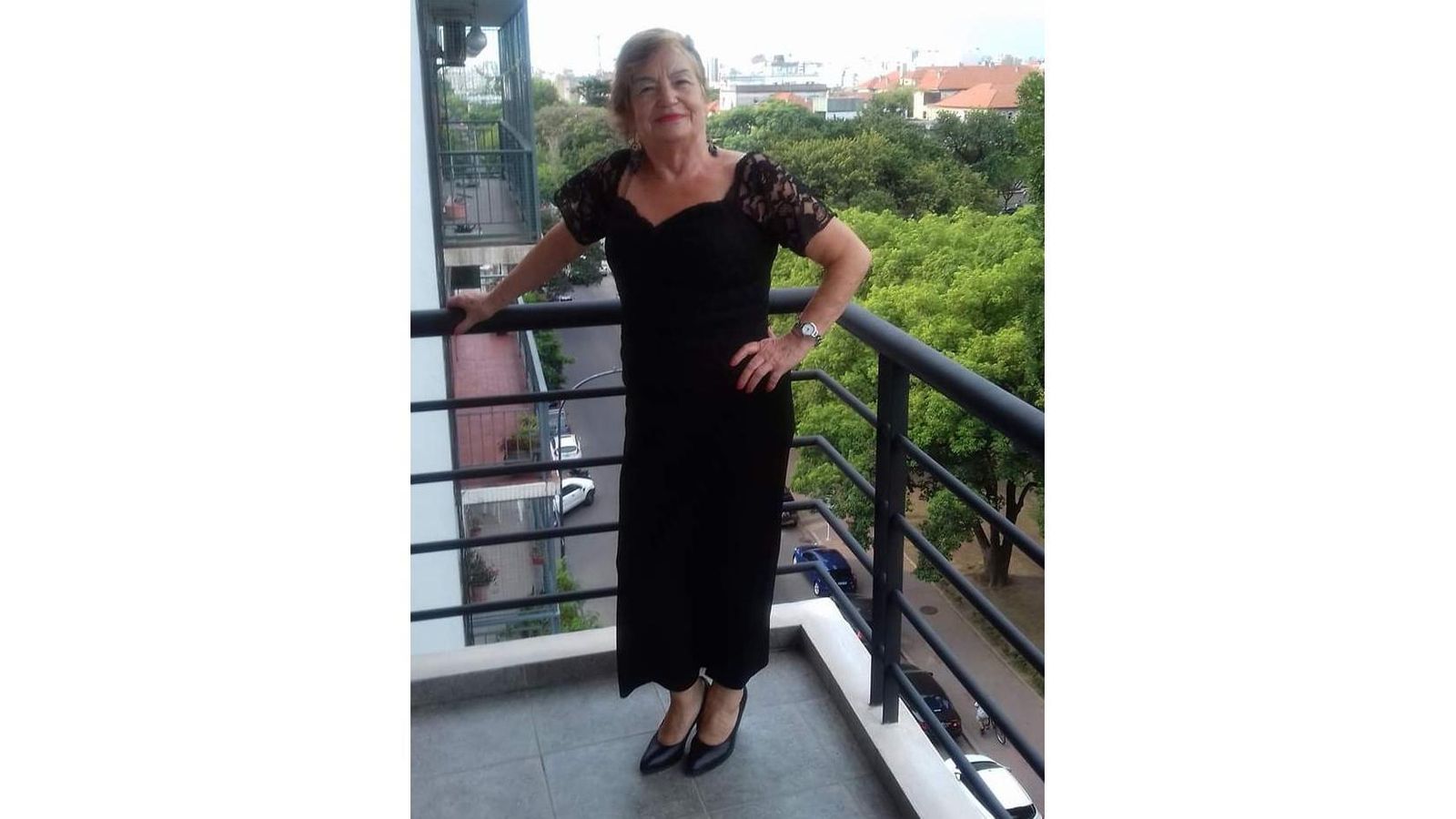 En la terraza de su casa, a horas de retornar. Al fondo la Plaza Irlanda