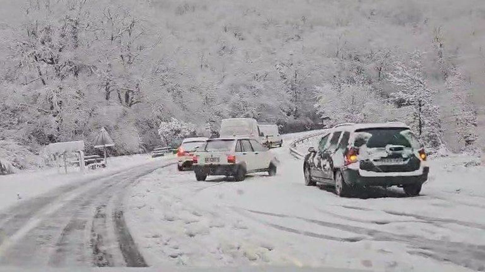 Vehículos atrapados en una carretera ourensana.