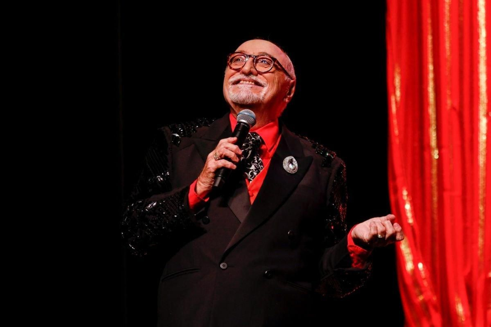 Moncho Borrajo en un momento de la actuación en el García Barbón.