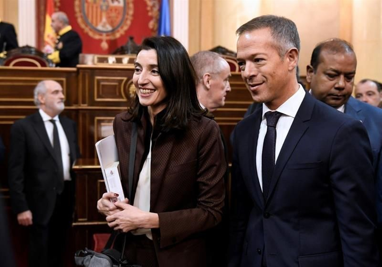 El portavoz del PSOE en el Senado, Ander Gil (d), y la candidata socialista a presidir la cámara alta Pilar Llop (i)