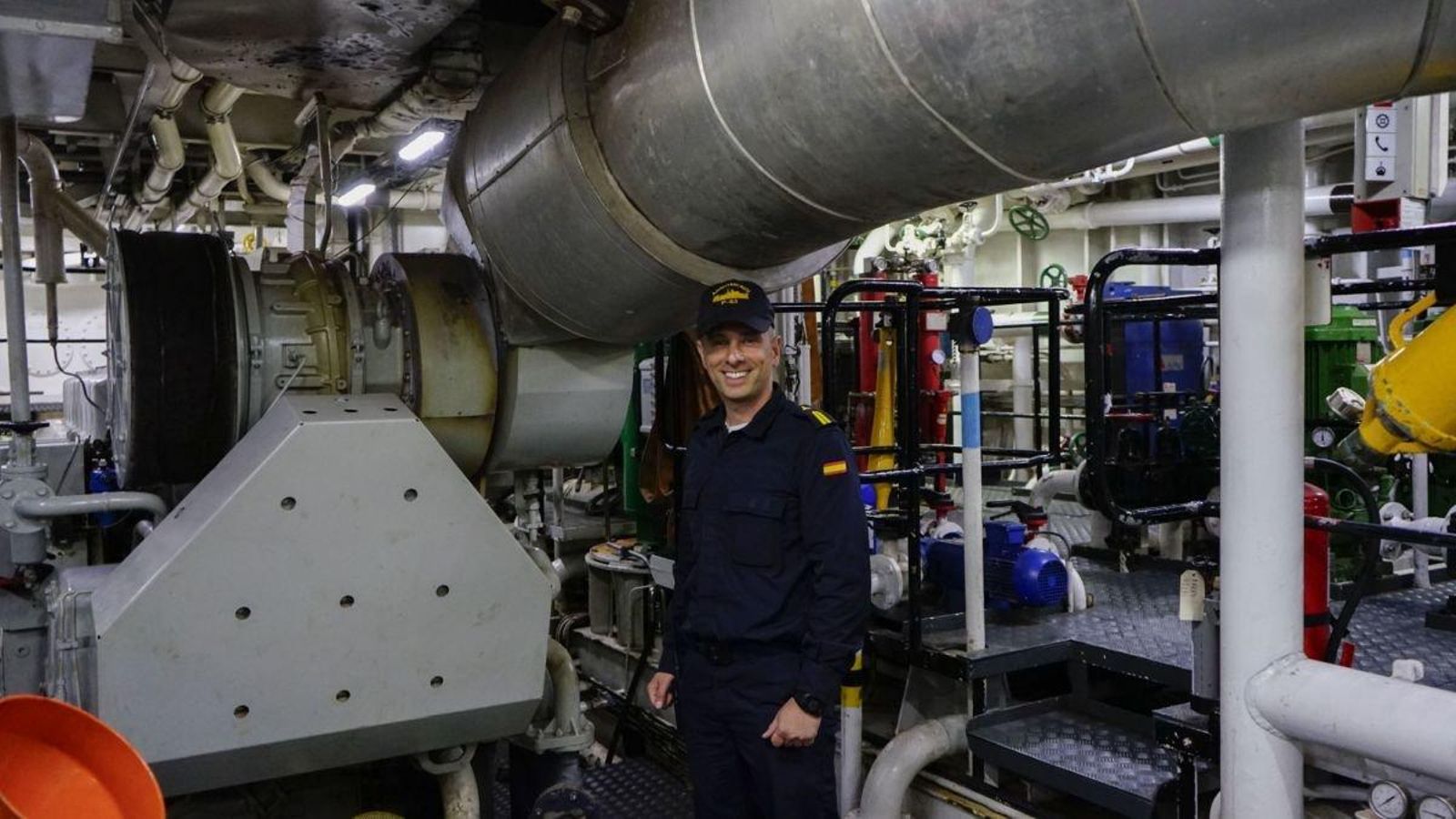El brigada de cargo Manuel Ayose, en la sala de máquinas del “Anomendi”.