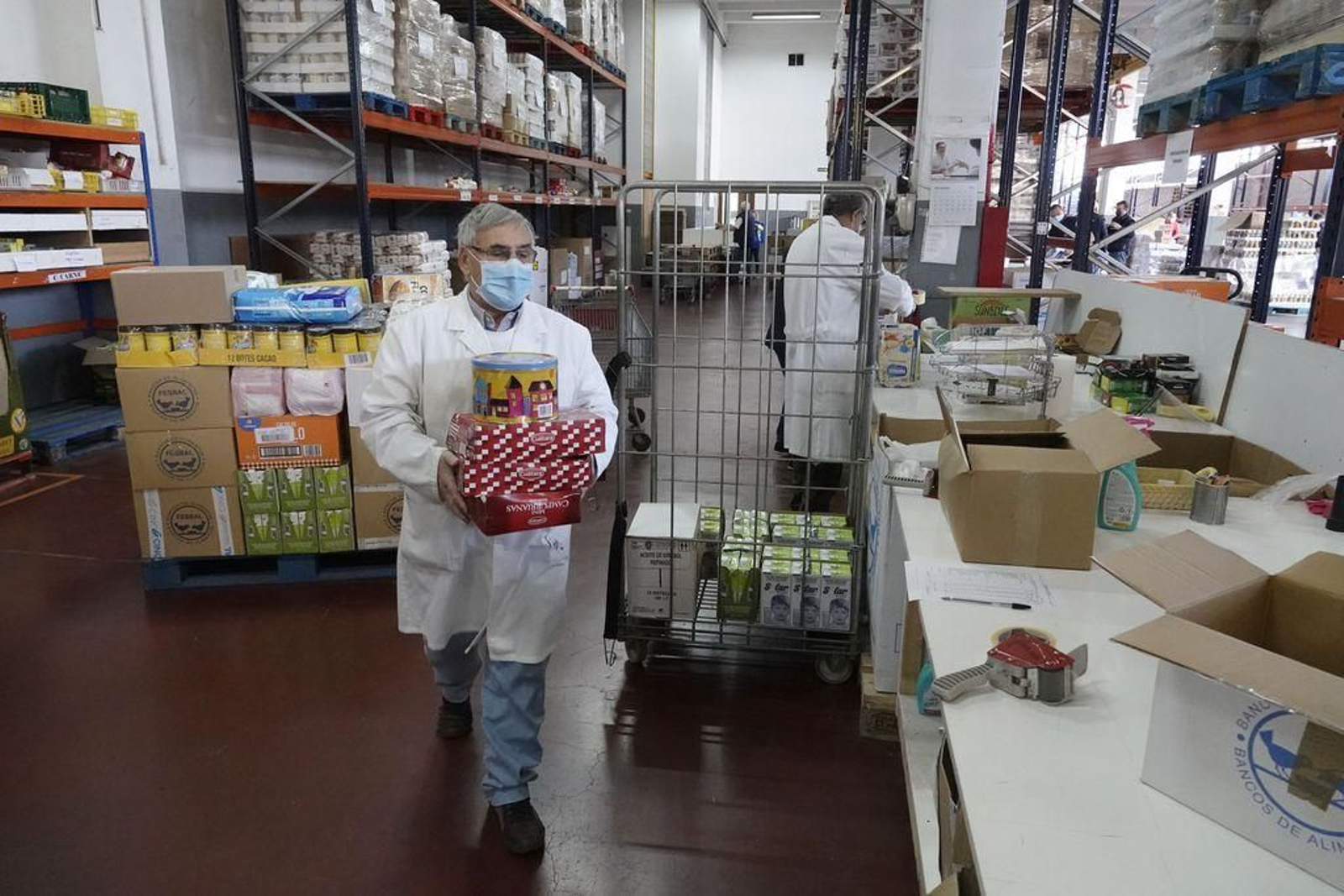 Voluntarios de Banco de Alimentos, ayer en el almacén.
