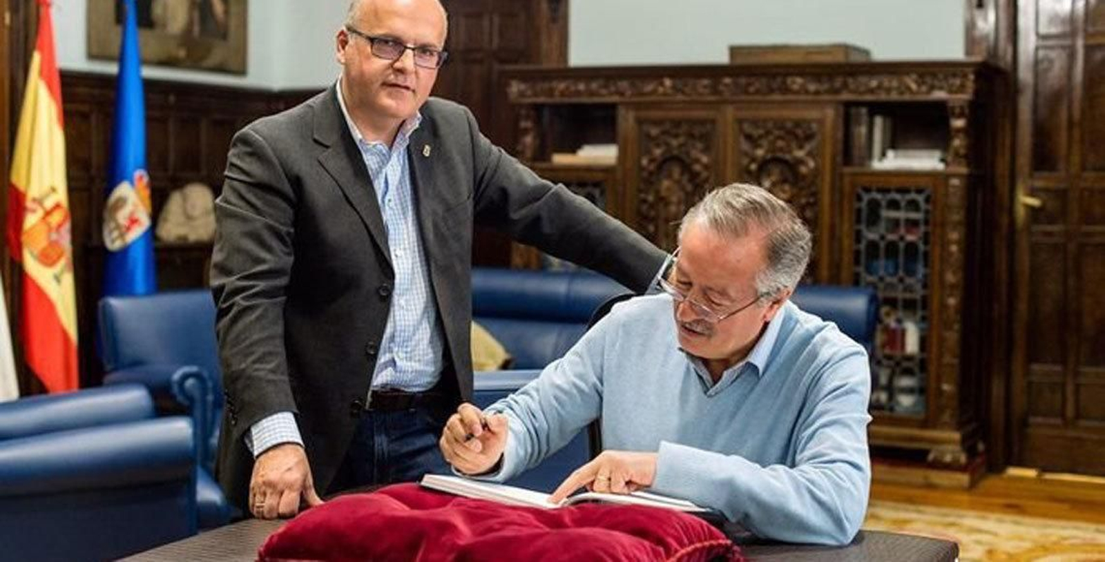 Manuel Baltar junto al ourensano José Rodríguez, director de la Academia Filipina de la Lengua Española.