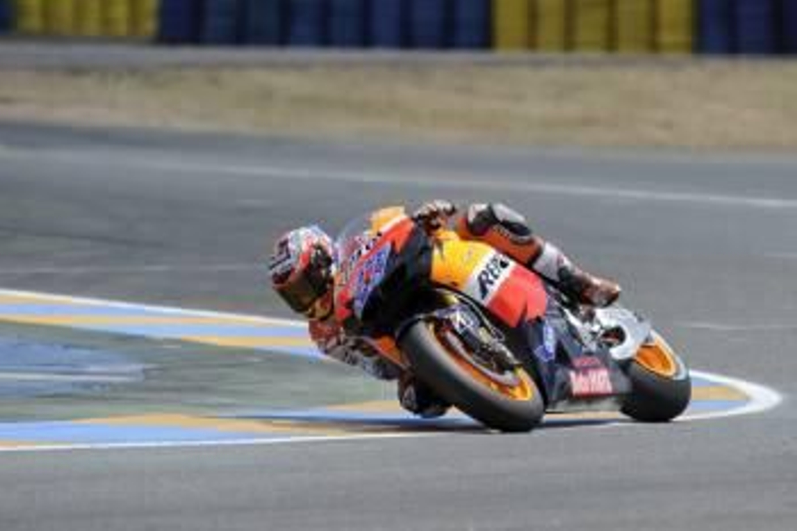 El piloto australiano Casey Stoner, del equipo Repsol Honda, pilota su motocicleta durante los entrenamientos oficiales de MotoGP. (Foto: Emma Foster)