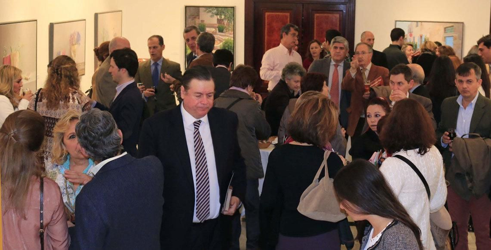 Asistentes a la inauguración de la muestra de pintura de Belén Fernández.