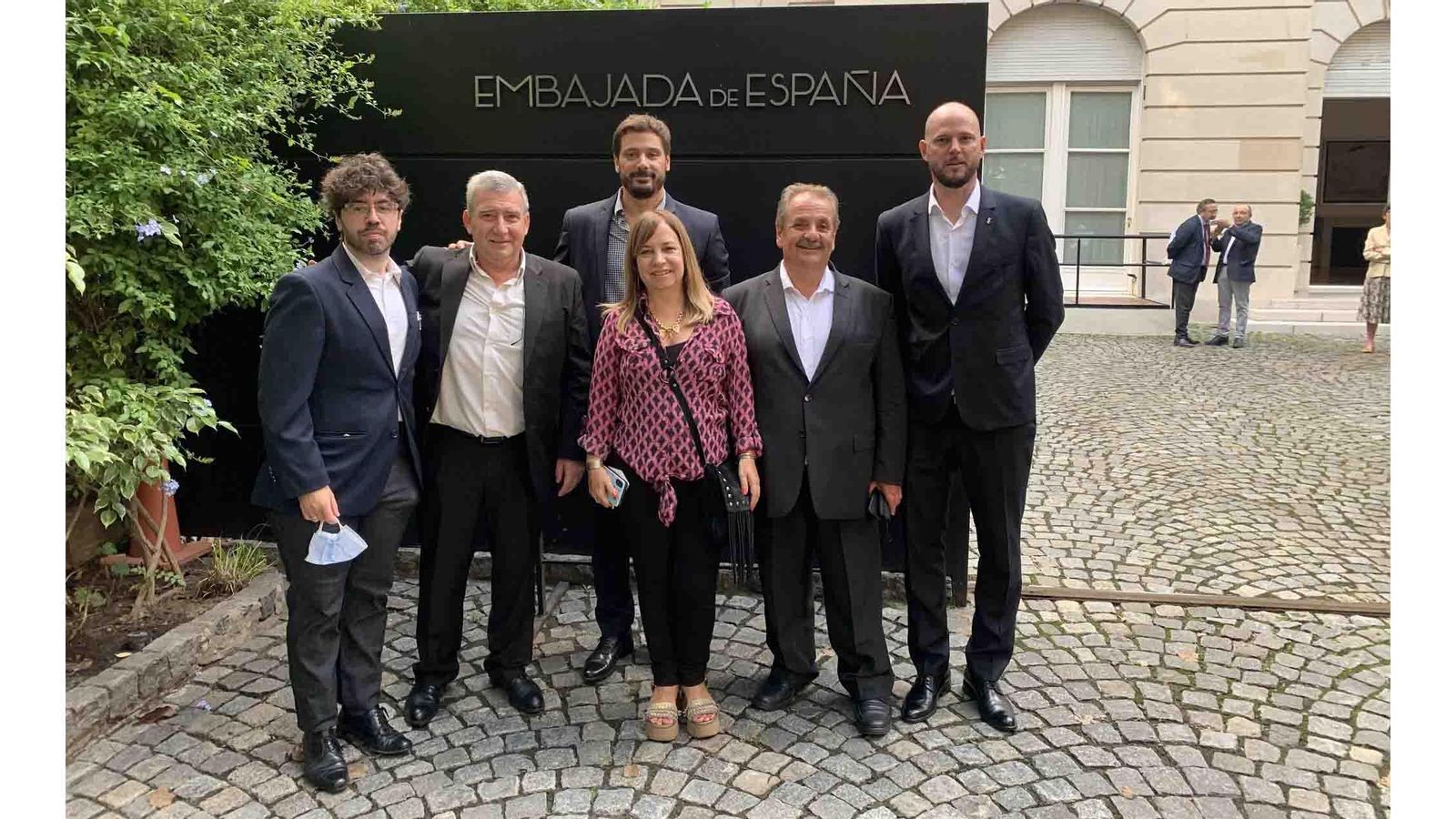 Gustavo Yepes, segundo por la izquierda, es el presidente del CRE de Córdoba, Argentina, además de consejero, componente de la Comisión Permanente y presidente de la Comisión de Educación, Cultura y Deporte del CGCEE, en el que está también en calidad de consejero Lucas Sancho Galfrascoli, el primero por la derecha, que es el presidente del Centro Valenciano de Córdoba  