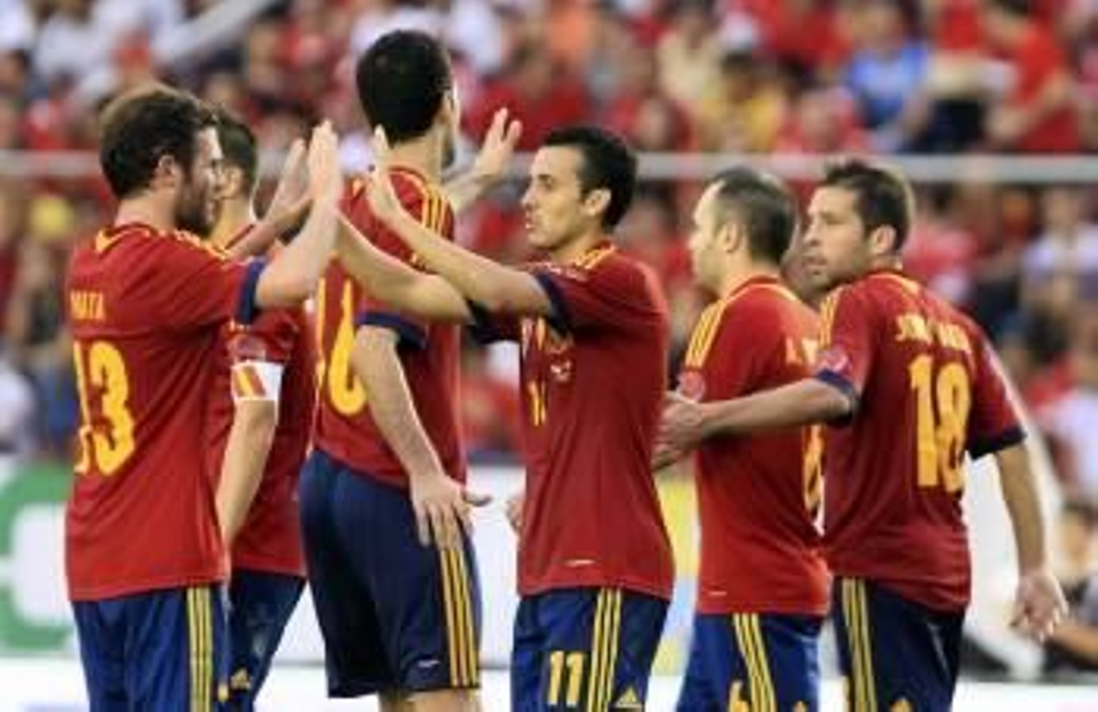 Pedro celebra uno de sus goles en Panamá con Mata. (Foto: ALEJANDRO BOLIVAR)
