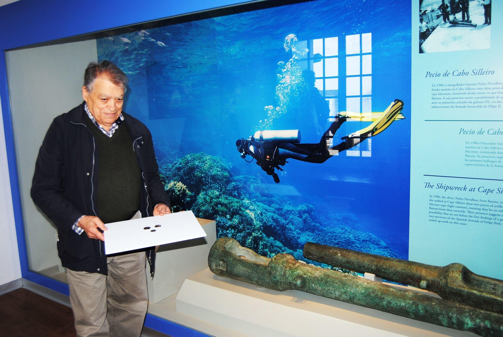 Pedro Novalbos con las tres monedas junto a los cañones que encontró en Silleiro y que donó al Museo en 2015