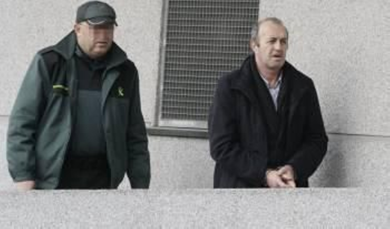 Vázquez Aldrey, llegando esposado el pasado viernes a los juzgados de Lugo. (Foto: ELISEO TRIGO)