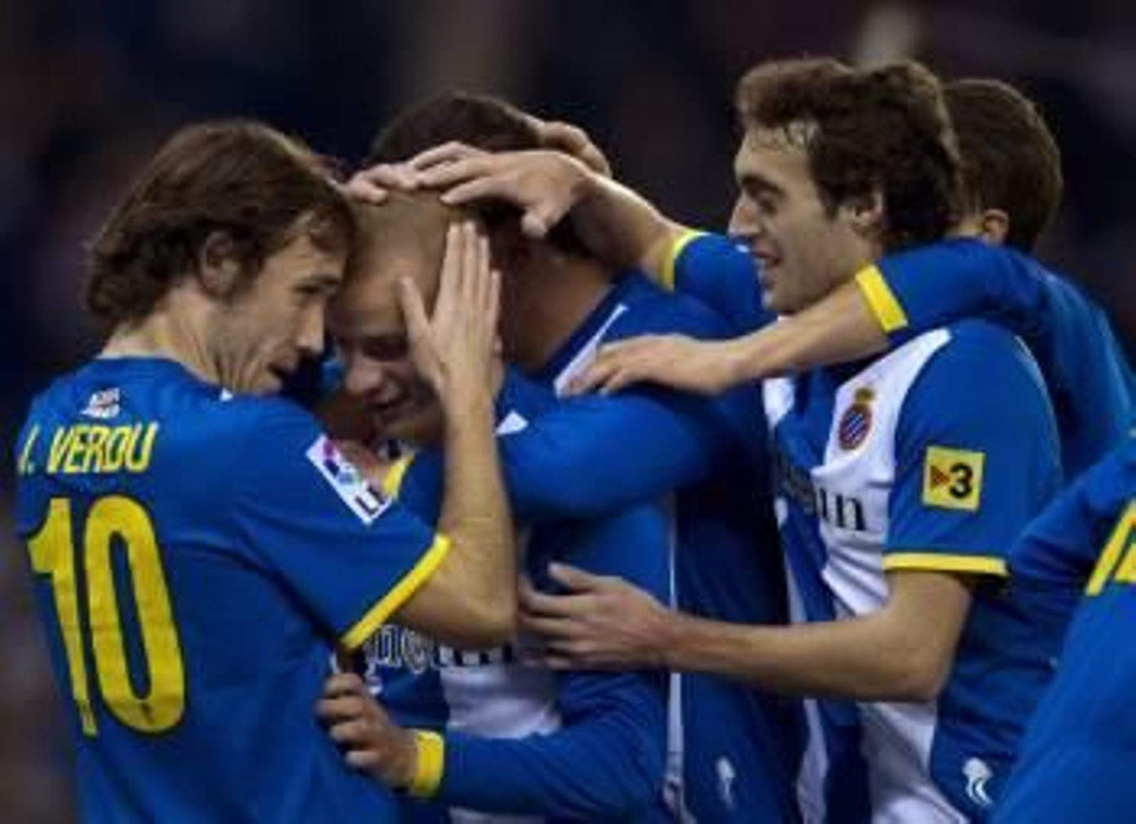 centrocampista eslovaco del RCD Espanyol Vladimir Weiss (c) celebra su gol con sus compañeros Joan Verdú (i) y Raúl Baena (d), entre otros, durante el partido, correspondiente a la vigésimo primera jornada del Campeonato Nacional de Liga de Primera Divisi