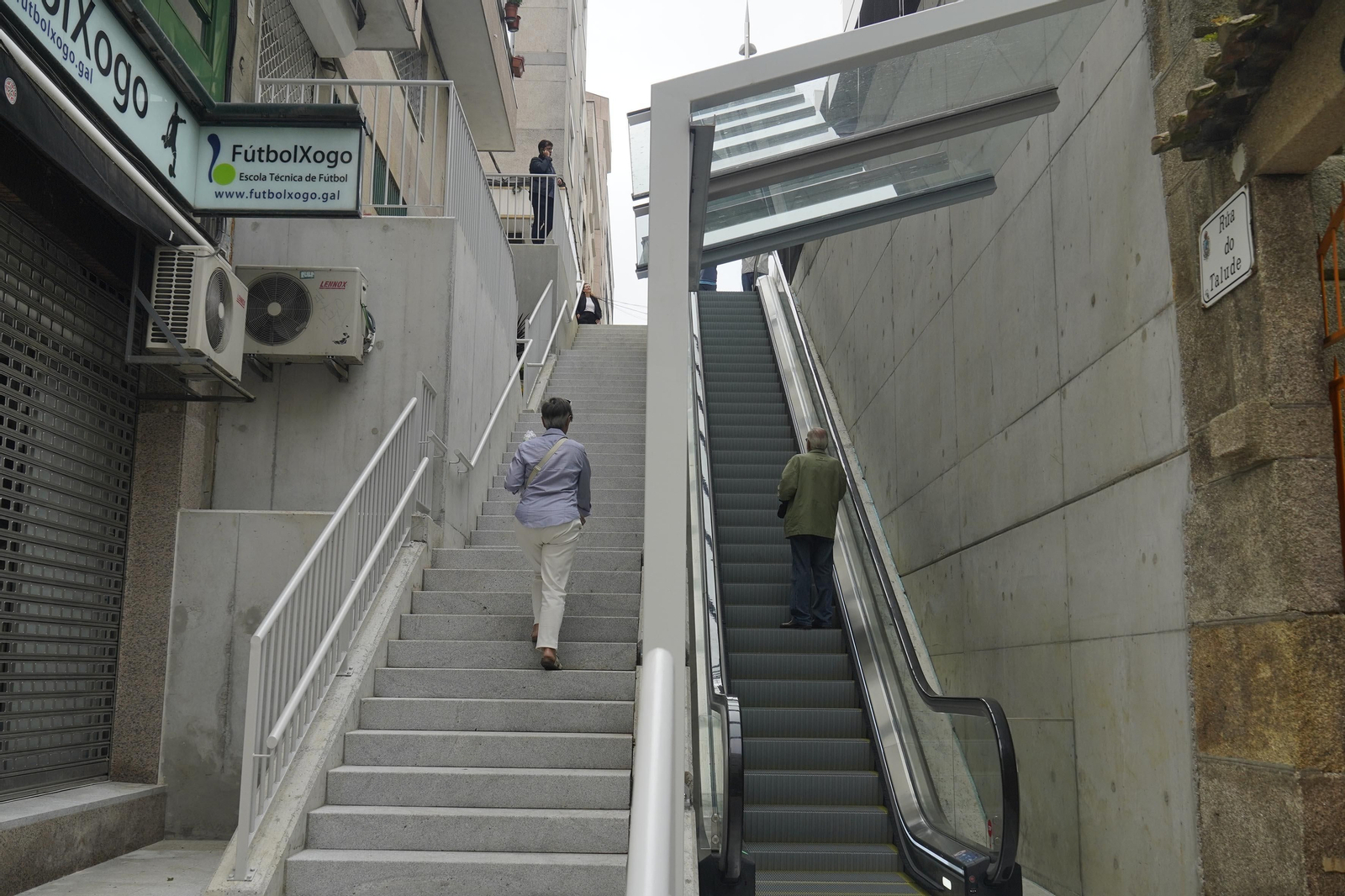 La subida se puede realizar a pie o por las escaleras mecánicas.