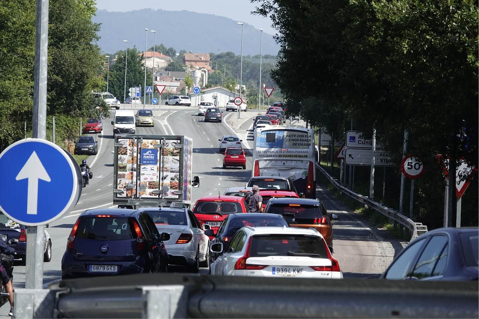 Vista de la carretera Clara Campoamor en las proximidades del Hospital Álvaro Cunqueiro.