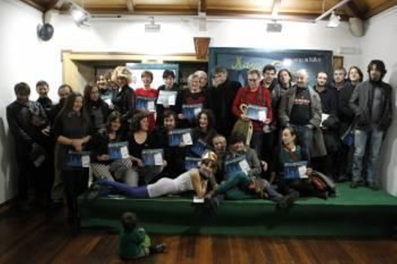 Foto de familia de los nominados a los premios del teatro gallego.