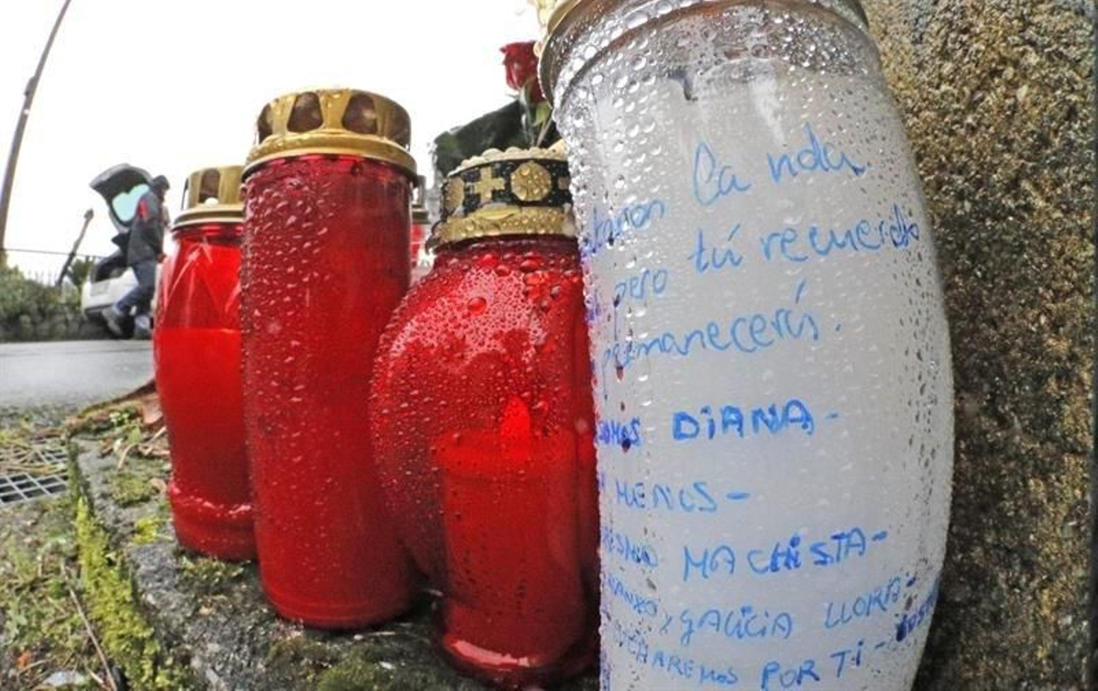 Velas depositadas por los vecinos ante la nave en la que fue hallado el cuerpo sin vida de Diana Quer.