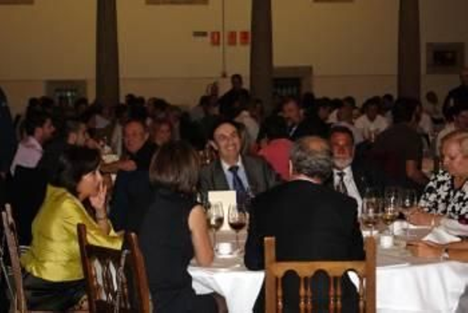 Manuel Gómez-Franqueira, en el centro, durante la cena de homenaje en un hotel compostelano. (Foto: VICENTE PERNÍA)