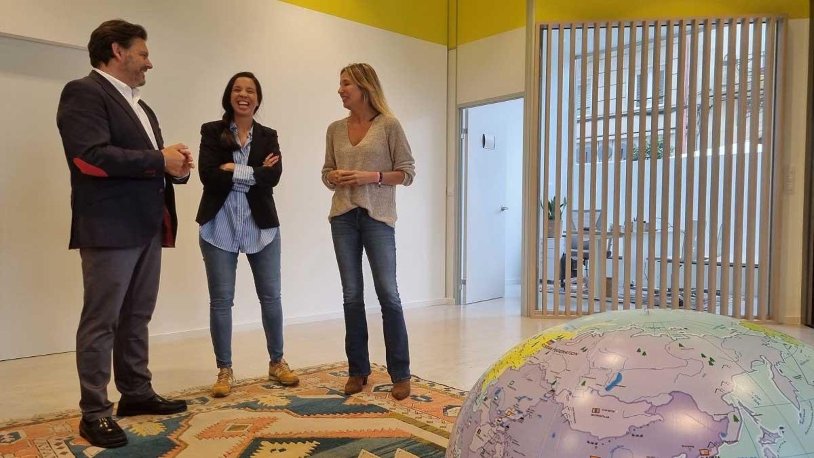 Imagen de la visita del secretario xeral da Emigración y la delegada de la Xunta en Vigo a la sede de Rewire Design