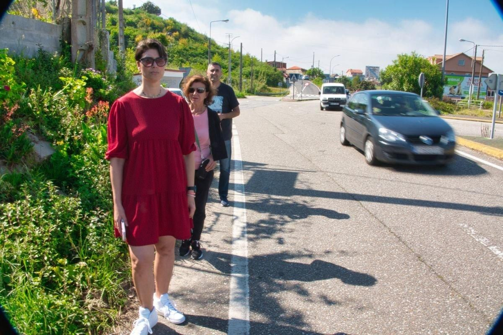 Vecinos de Saiáns muestran el tramo sin aceras y con poco espacio para caminar en la PO-552 (Carretera de Camposancos).