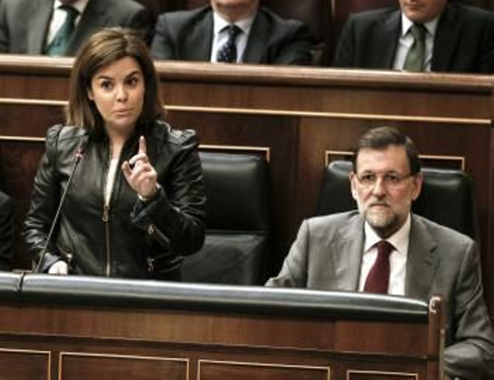 La vicepresidenta del Gobierno, Soraya Sáenz de Santamaría, en presencia del jefe del Ejecutivo, Mariano Rajoy (Foto: EFE)